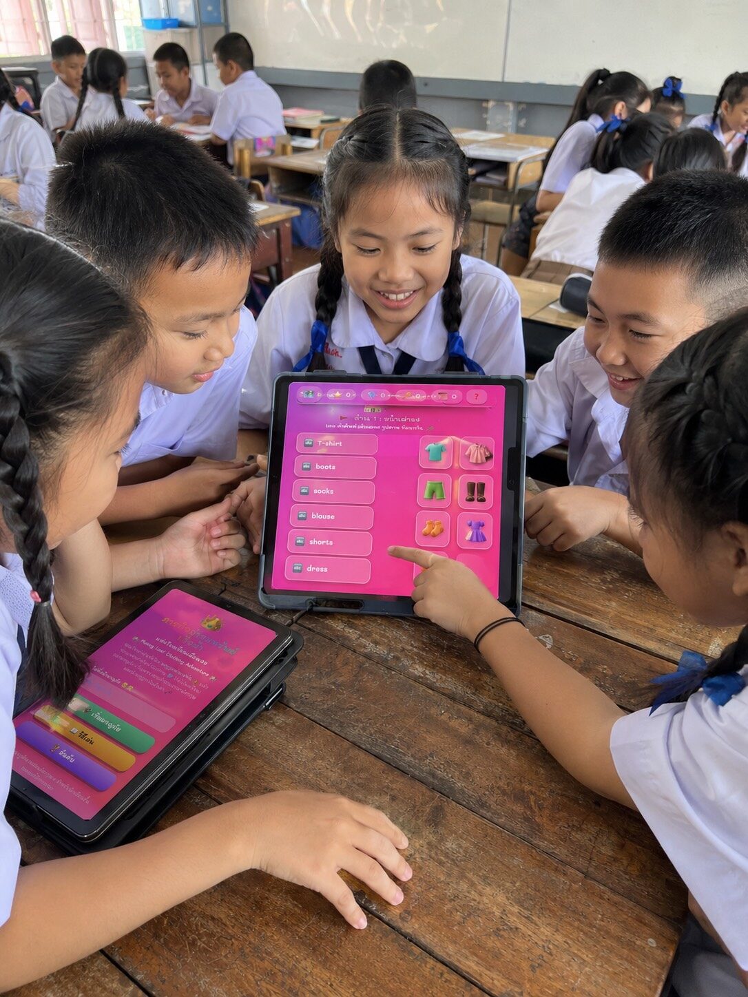 นักเรียนชั้น ป.3/3 เล่นเกม Clothing Learning Game บนแท็บเล็ต จับคู่ภาพกับคำศัพท์ T-shirt boots socks blouse shorts dress