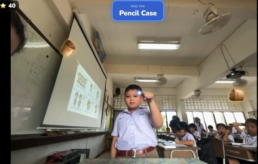 นักเรียนถืออุปกรณ์การเรียนตอบภารกิจ Find the Pencil Case ในเกม School Supplies Ninja AR