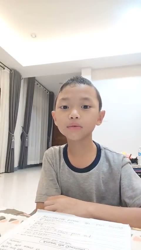 นักเรียนอ่านออกเสียงบทอ่านที่บ้าน ชี้ตามคำทีละคำ